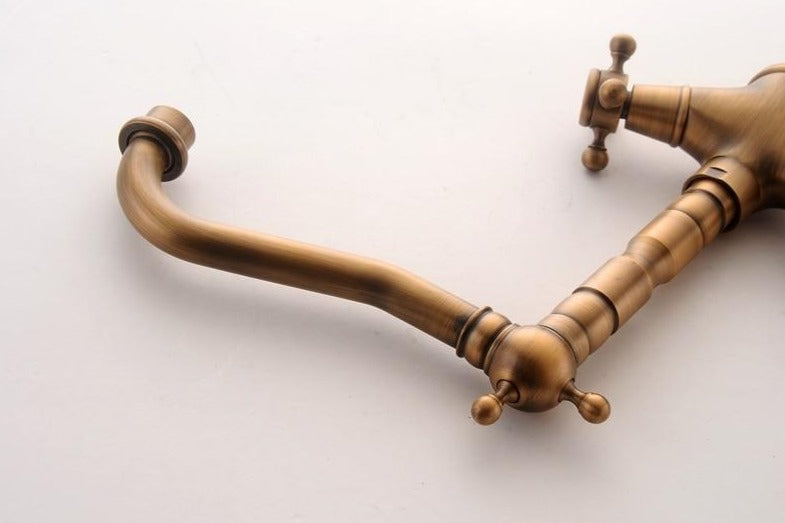 Classic antique-style basin faucet – perfect for kitchens and bathrooms