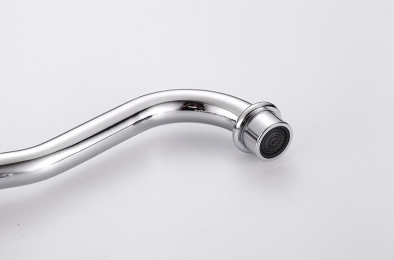 Classic antique-style basin faucet – perfect for kitchens and bathrooms