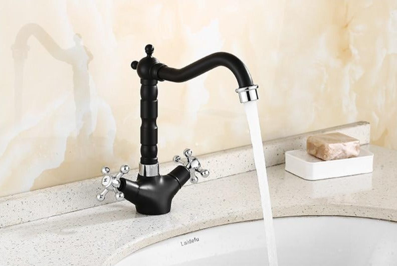 Classic antique-style basin faucet – perfect for kitchens and bathrooms