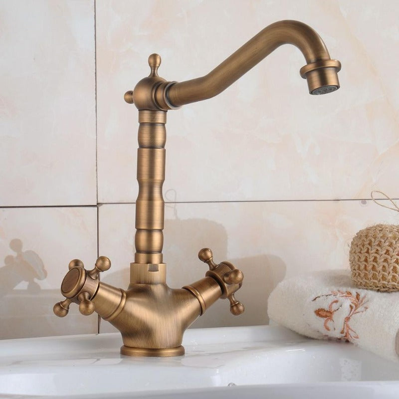 Classic antique-style basin faucet – perfect for kitchens and bathrooms