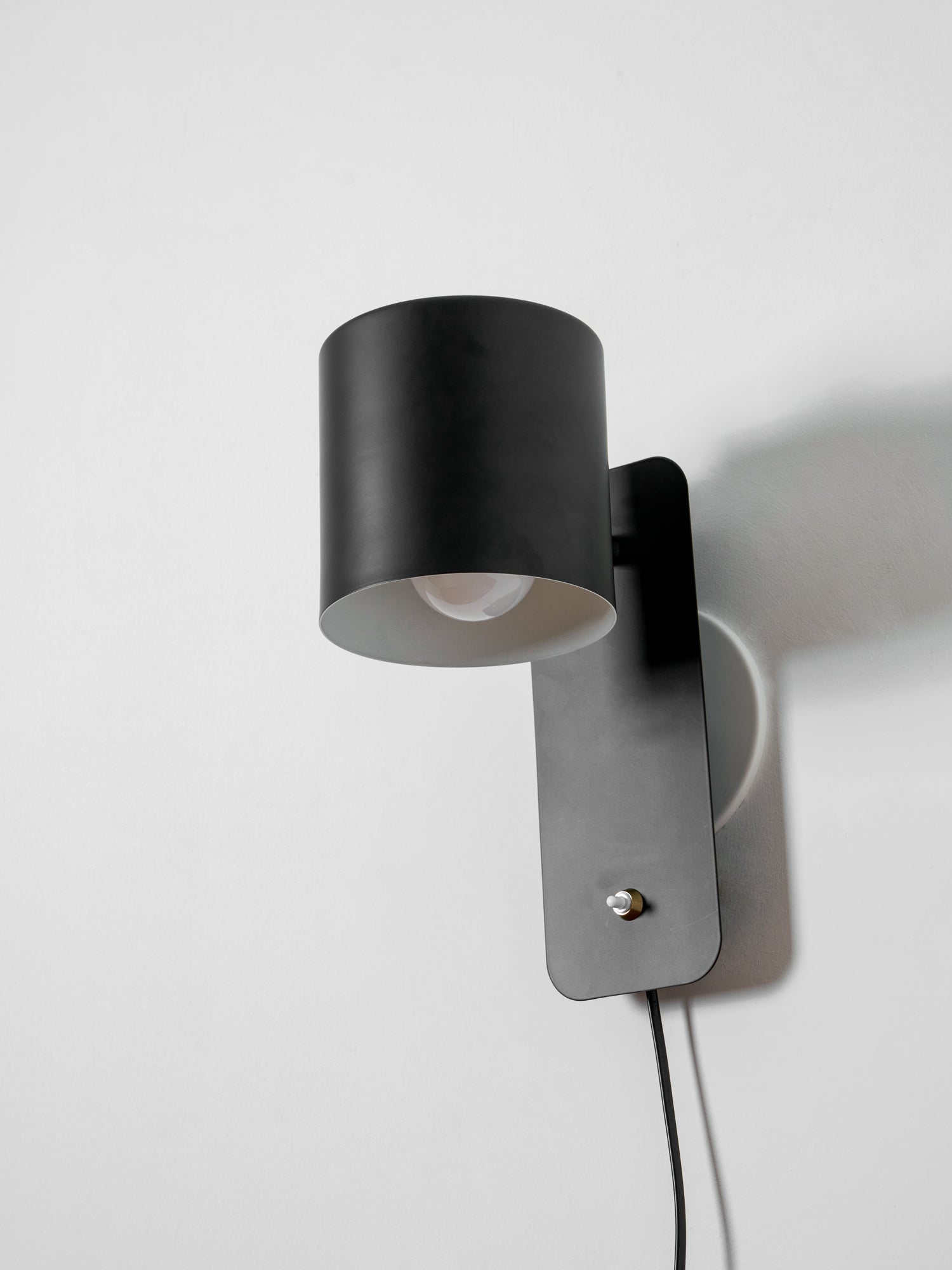 Lampada da parete cilindrica regolabile e girevole