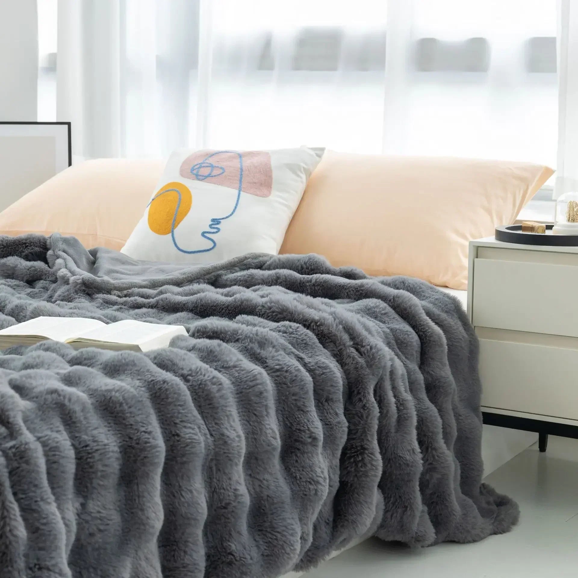 Gemütliche weiche Premium-Kuscheldecke aus Kaninchenfell für Wohnzimmer und Schlafzimmer