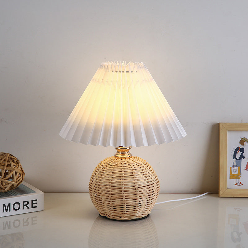 Lampada da tavolo in rattan intrecciato LED con paralume plissettato in tessuto