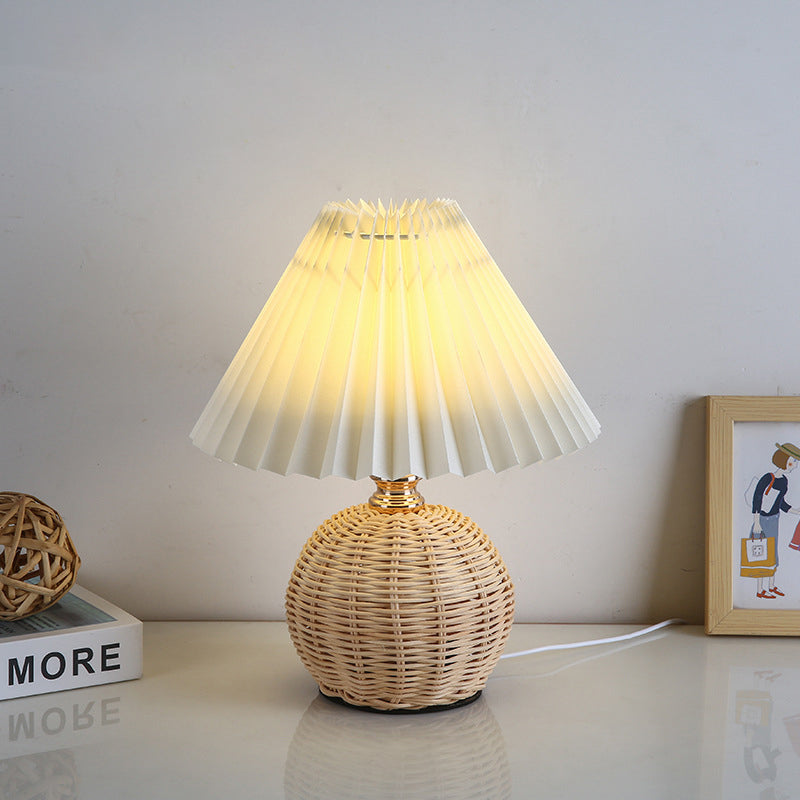 Lampada da tavolo LED base in rattan intrecciato paralume plissettato