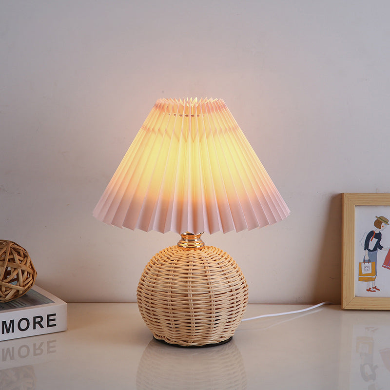 Lampada da tavolo LED base in rattan intrecciato paralume plissettato