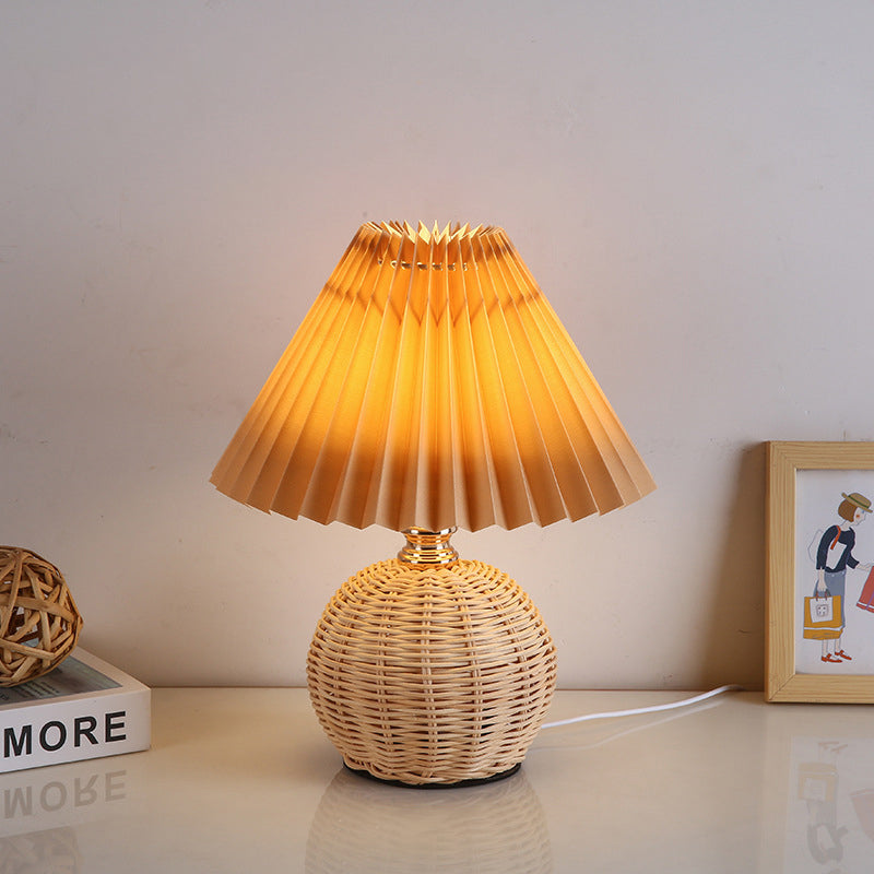 Lampada da tavolo LED base in rattan intrecciato paralume plissettato