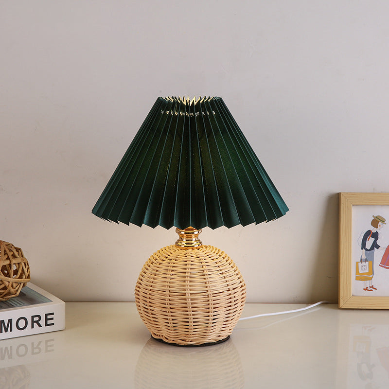 Lampada da tavolo in rattan intrecciato LED con paralume plissettato in tessuto