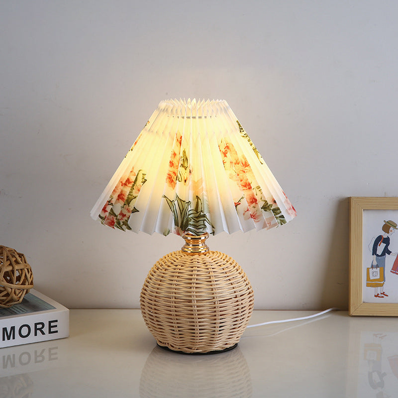 Lampada da tavolo in rattan intrecciato LED con paralume plissettato in tessuto