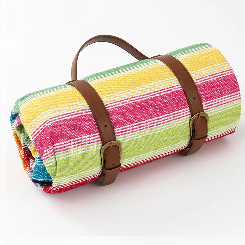 Elegancki koc piknikowy w kratę do relaksu na świeżym powietrzu