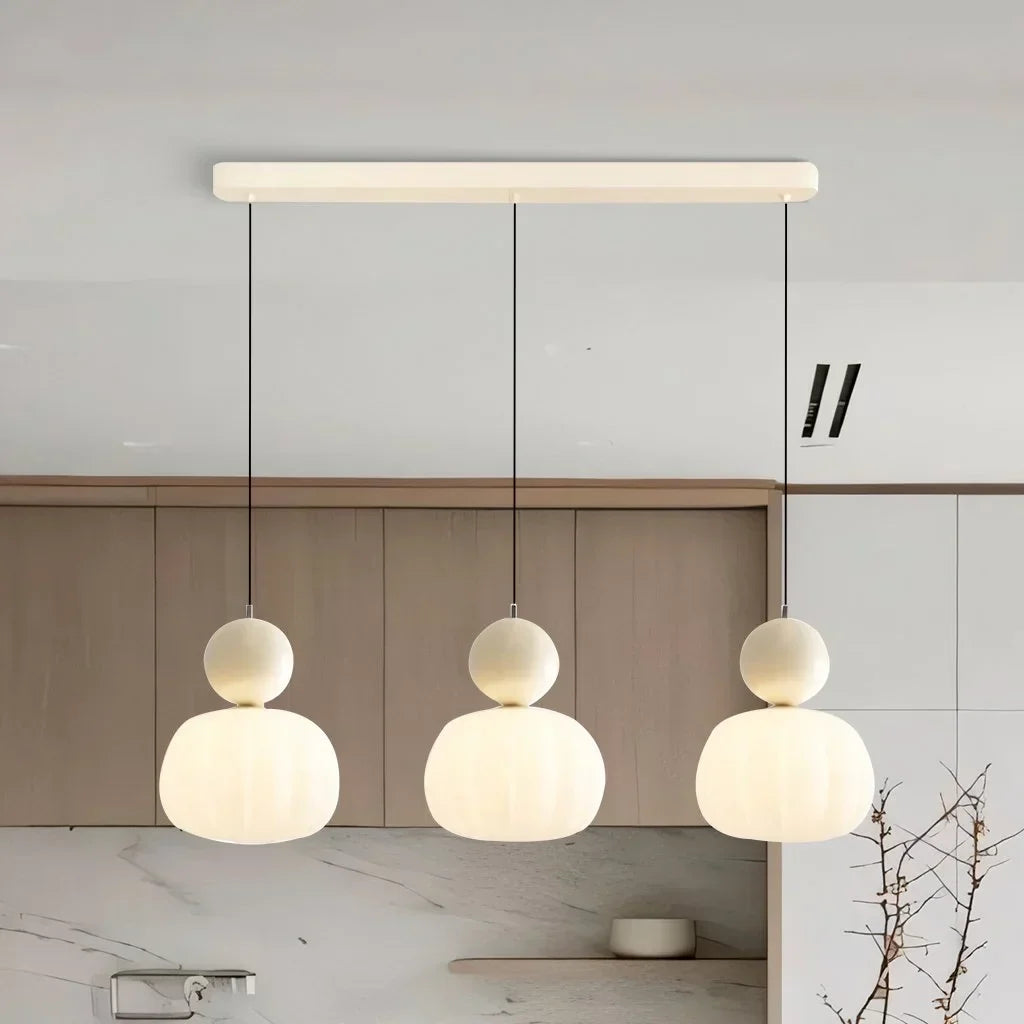 Szklana lampa sufitowa ze złotym wykończeniem do wnętrz
