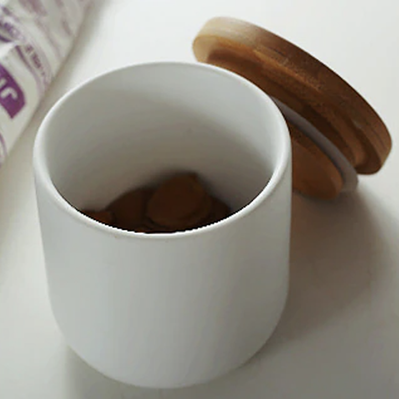 Funkcjonalny pojemnik kuchenny z drewnianą pokrywką