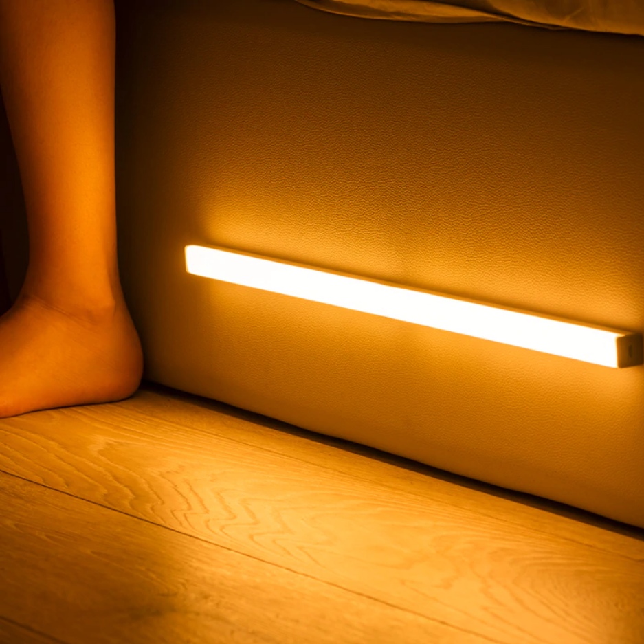 Lampada da armadio compatta e moderna con sensore