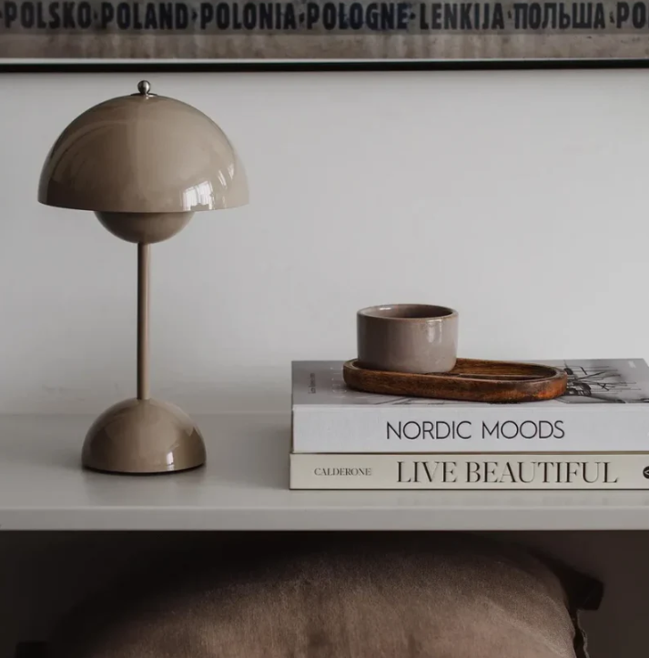 Lampada da tavolo LED moderna con 3 livelli di luminosità