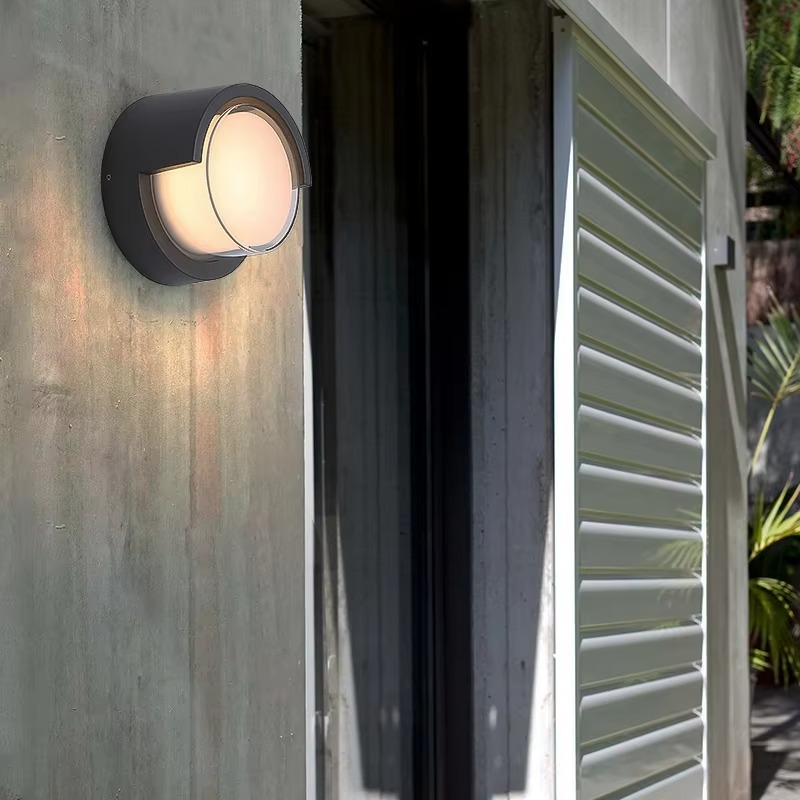 Lampada da parete esterna decorativa e funzionale LED con sensore