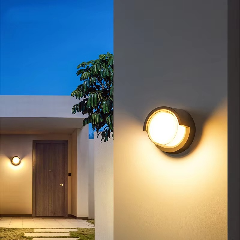 Lampada da parete esterna decorativa e funzionale LED con sensore