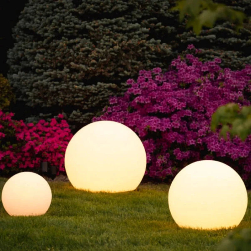 Lampa zewnętrzna LED Globe z pilotem i opcją zasilania energią słoneczną