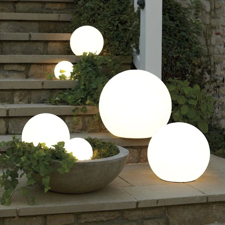Lampa zewnętrzna LED Globe z pilotem i opcją zasilania energią słoneczną
