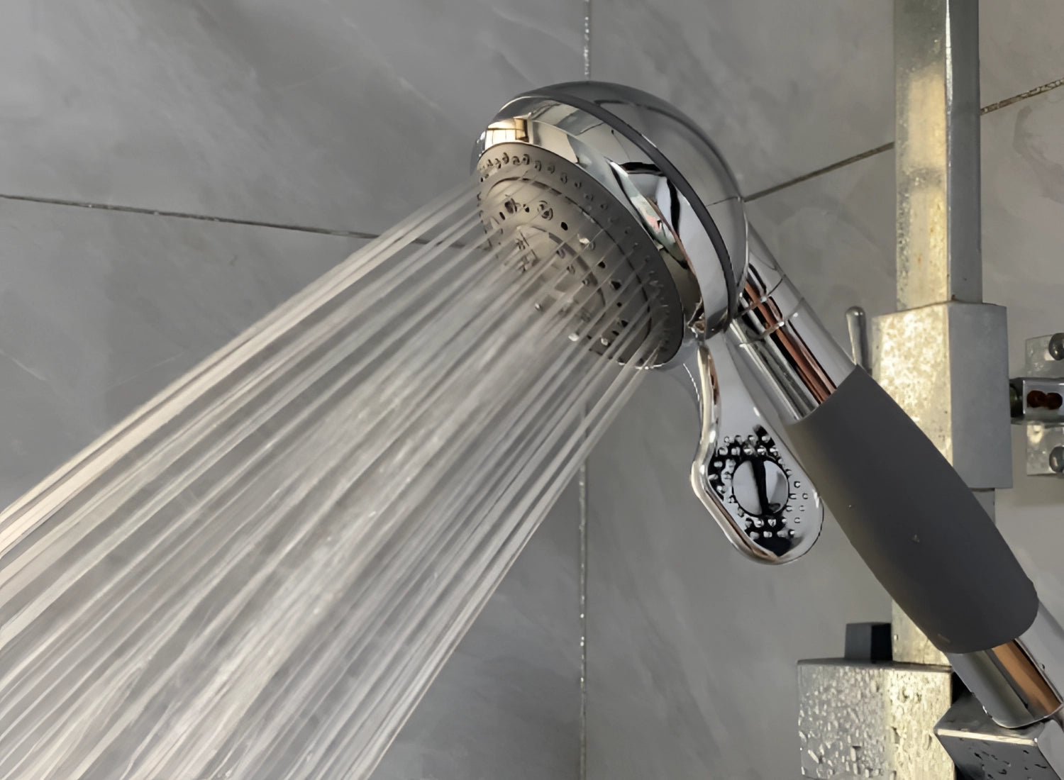 Pomme de douche à main économiseur d'eau avec plusieurs modes de jet