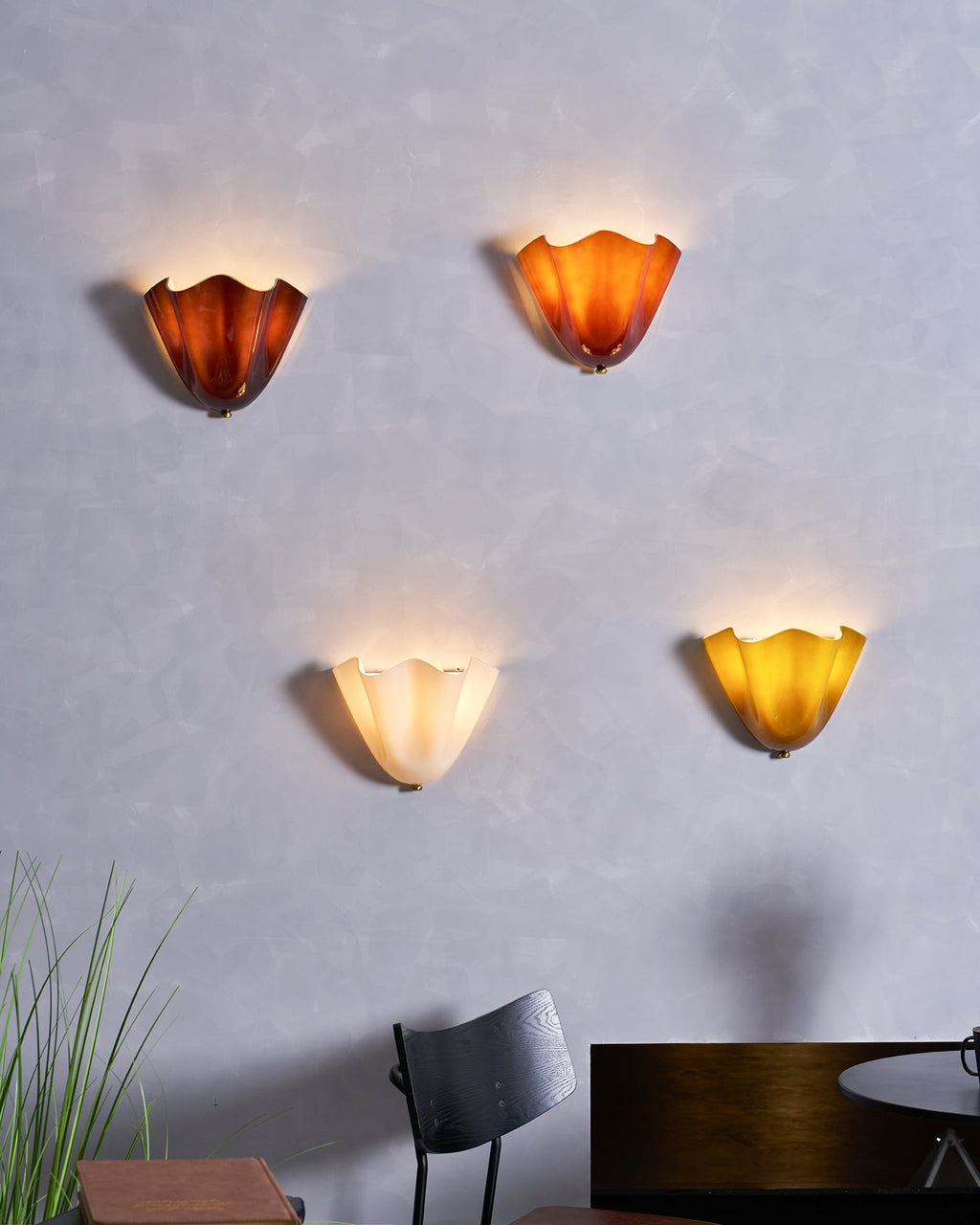 Zeitgenössische LED-Wandleuchte mit Blütenblatt-Design