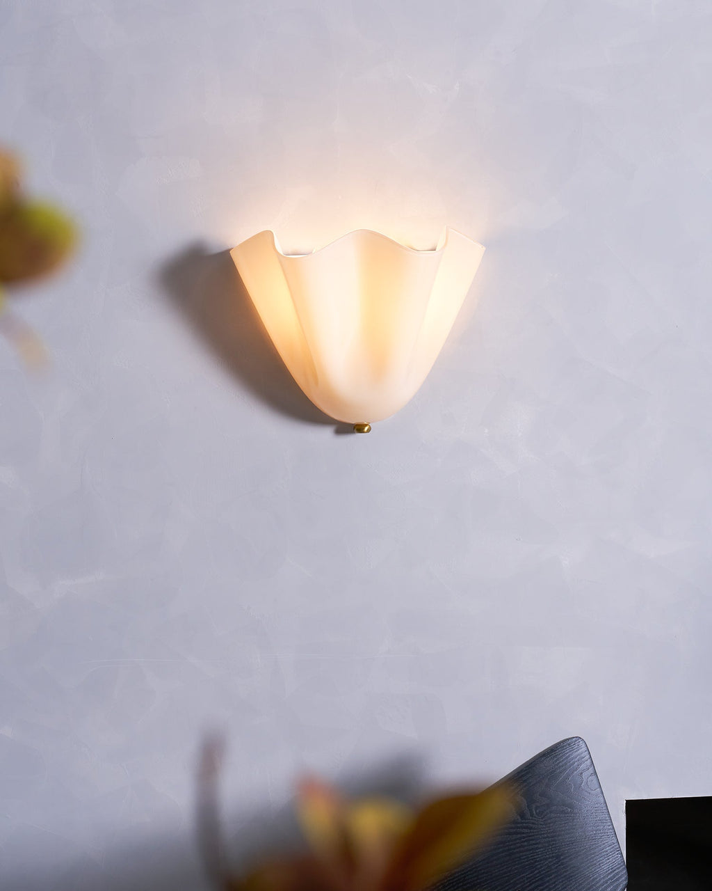 Zeitgenössische LED-Wandleuchte mit Blütenblatt-Design