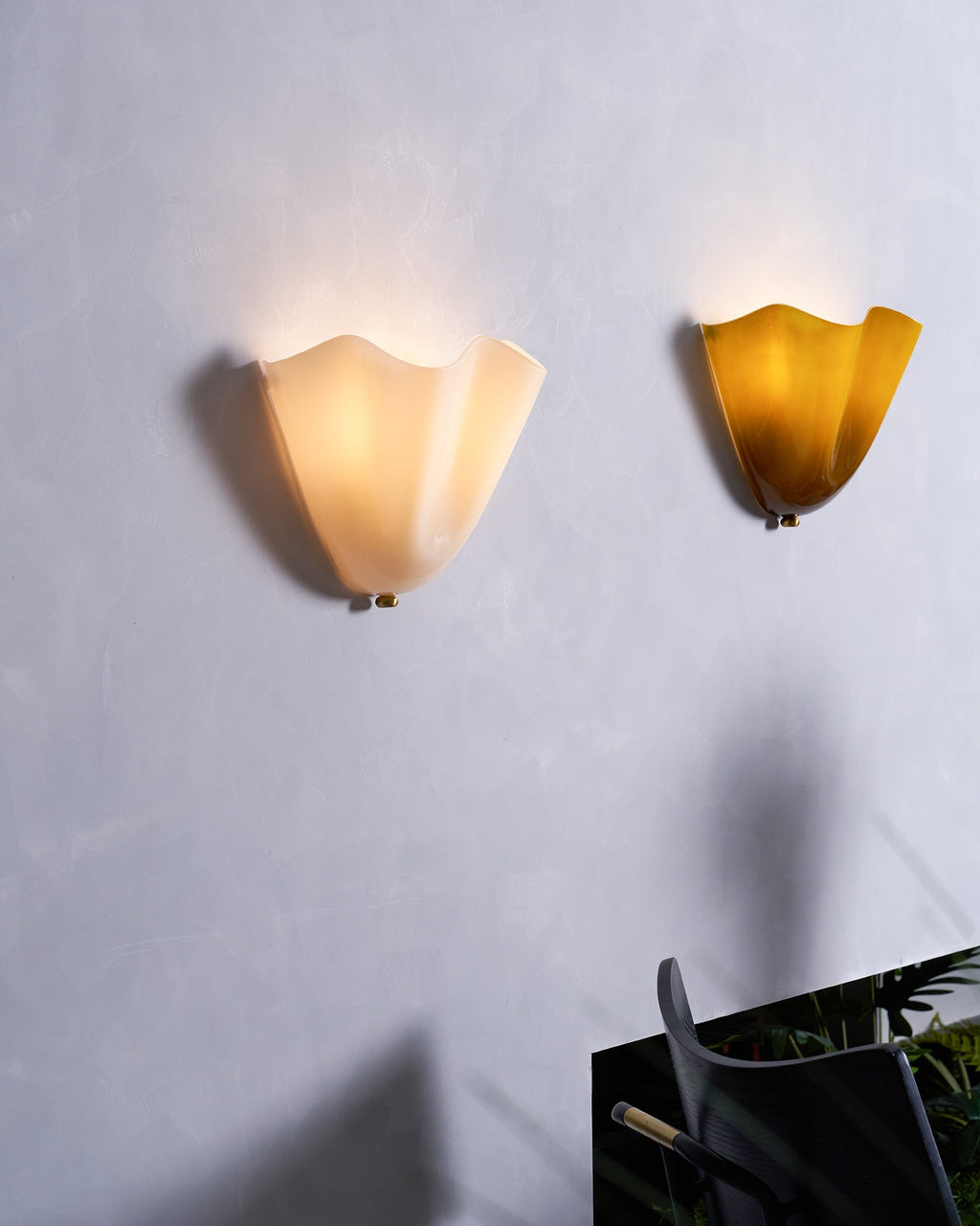 Zeitgenössische LED-Wandleuchte mit Blütenblatt-Design