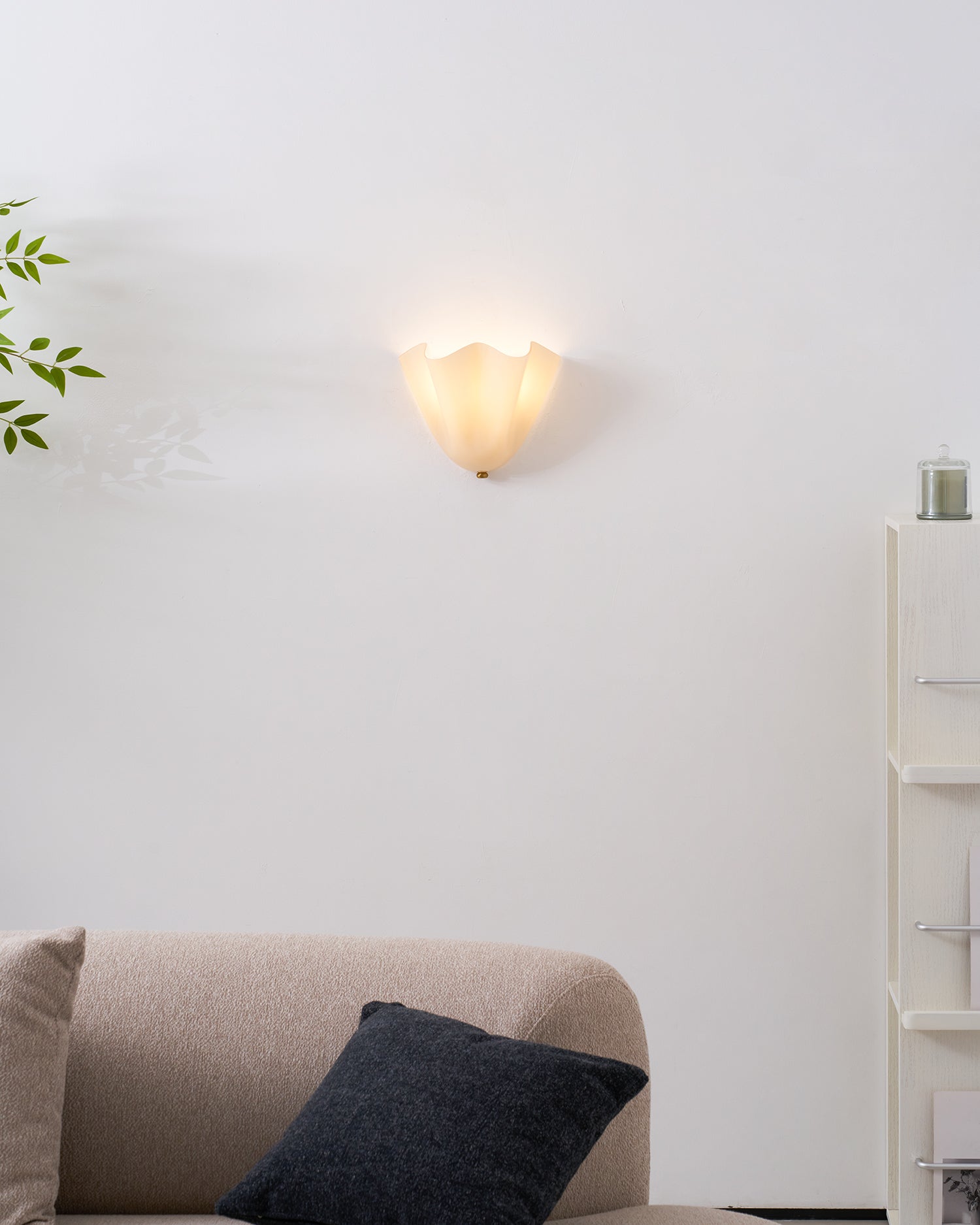 Zeitgenössische LED-Wandleuchte mit Blütenblatt-Design