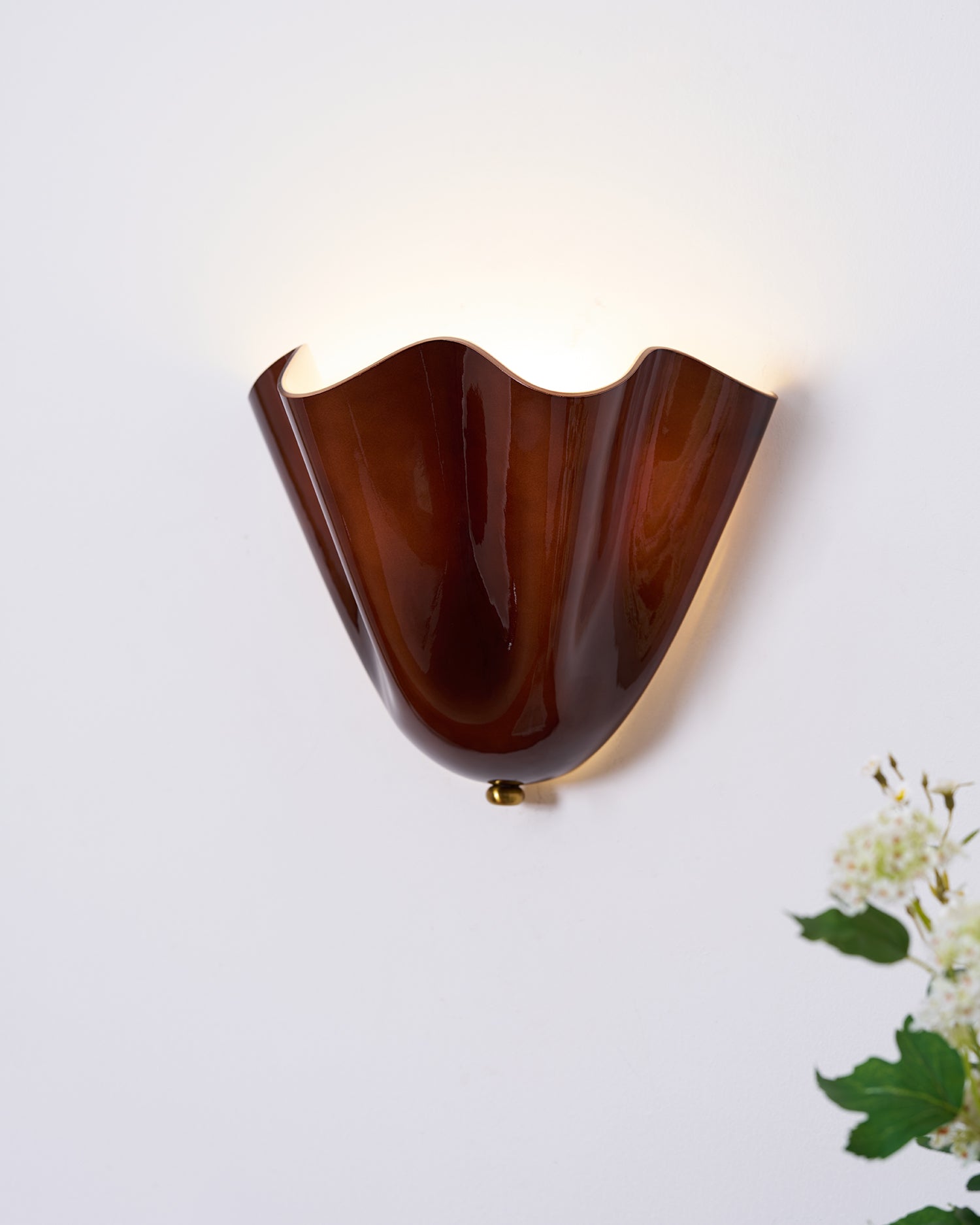 Zeitgenössische LED-Wandleuchte mit Blütenblatt-Design