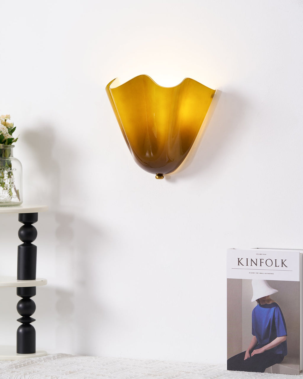 Zeitgenössische LED-Wandleuchte mit Blütenblatt-Design
