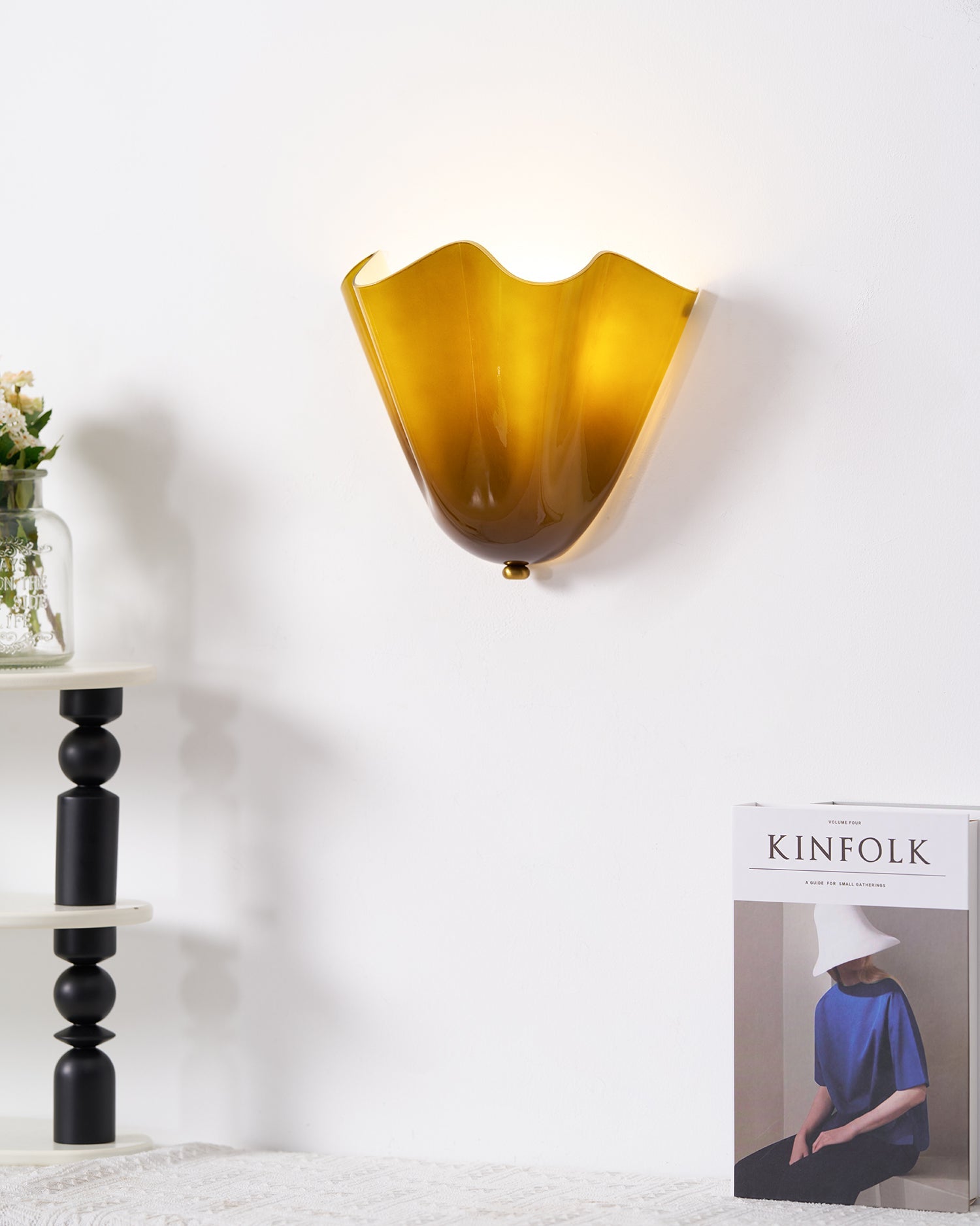 Zeitgenössische LED-Wandleuchte mit Blütenblatt-Design