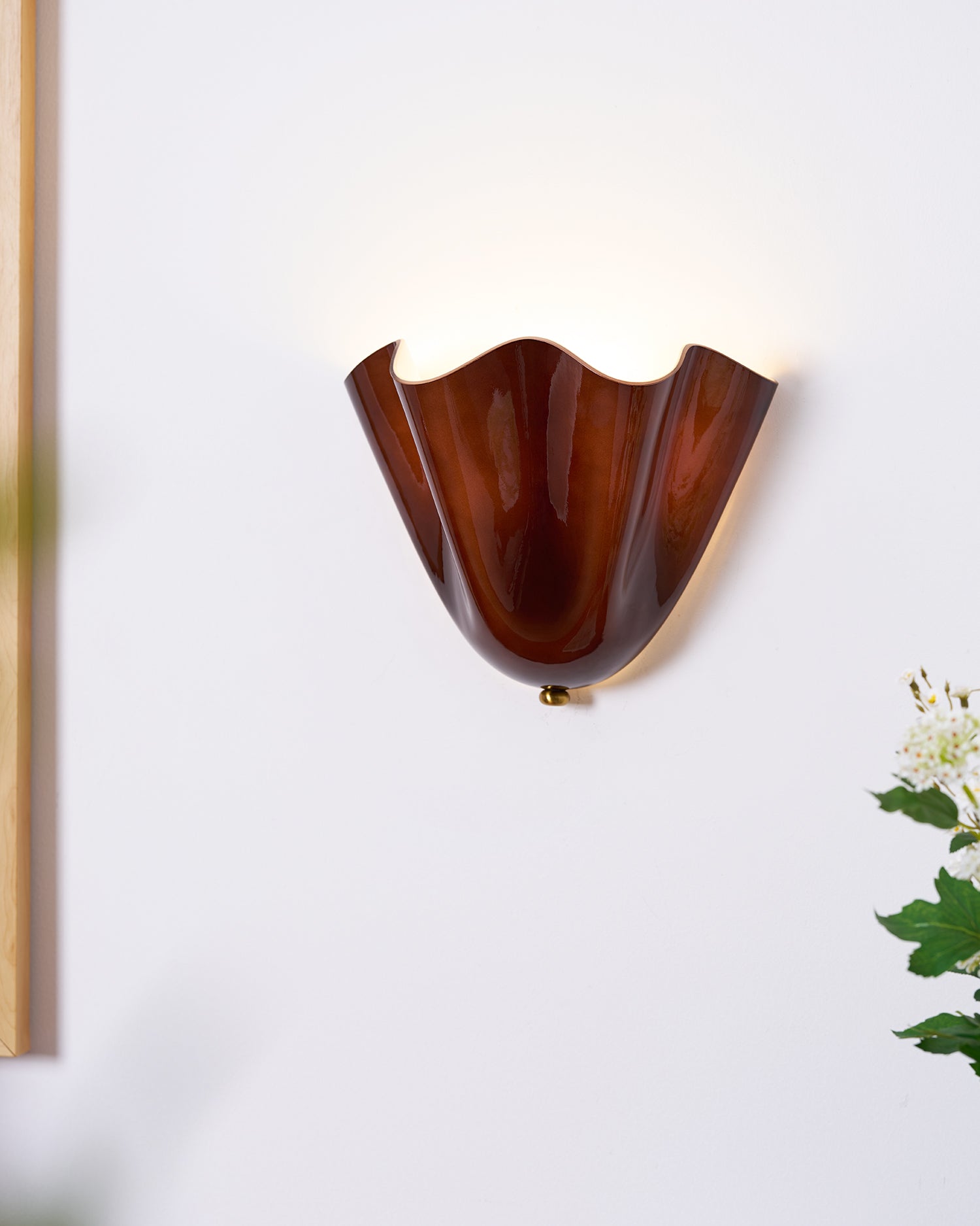Zeitgenössische LED-Wandleuchte mit Blütenblatt-Design