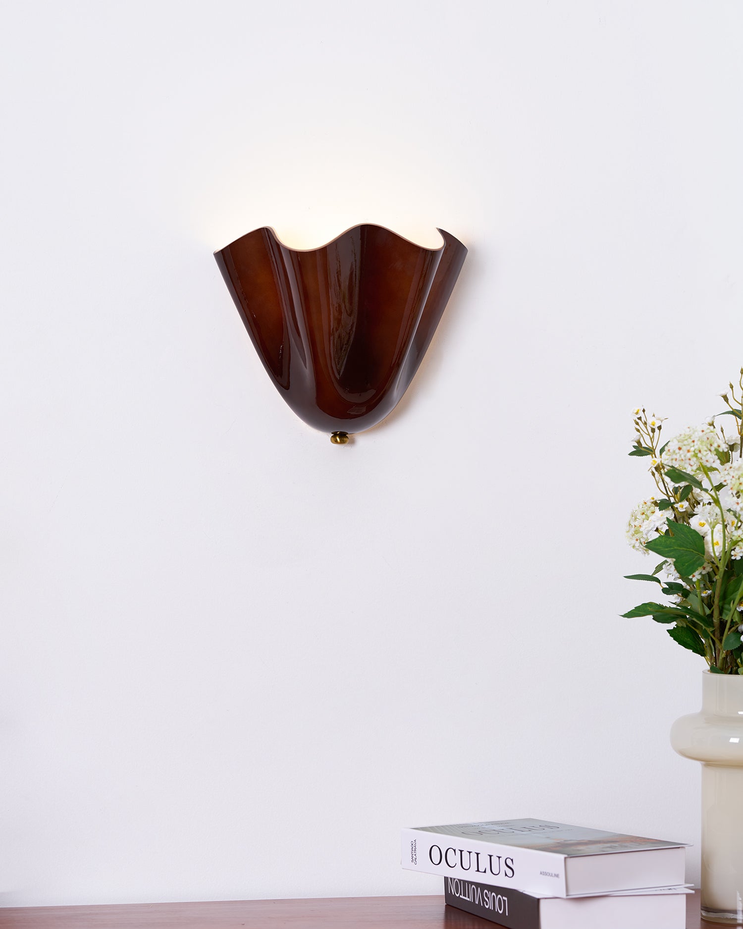 Zeitgenössische LED-Wandleuchte mit Blütenblatt-Design