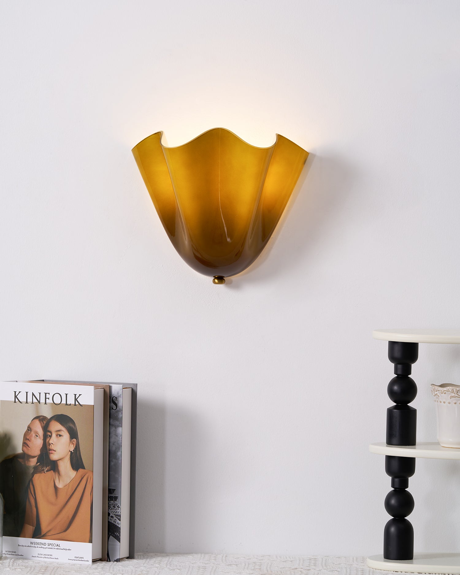 Zeitgenössische LED-Wandleuchte mit Blütenblatt-Design