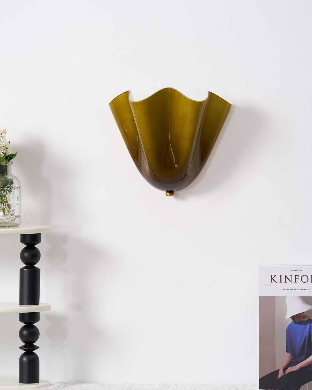 Zeitgenössische LED-Wandleuchte mit Blütenblatt-Design