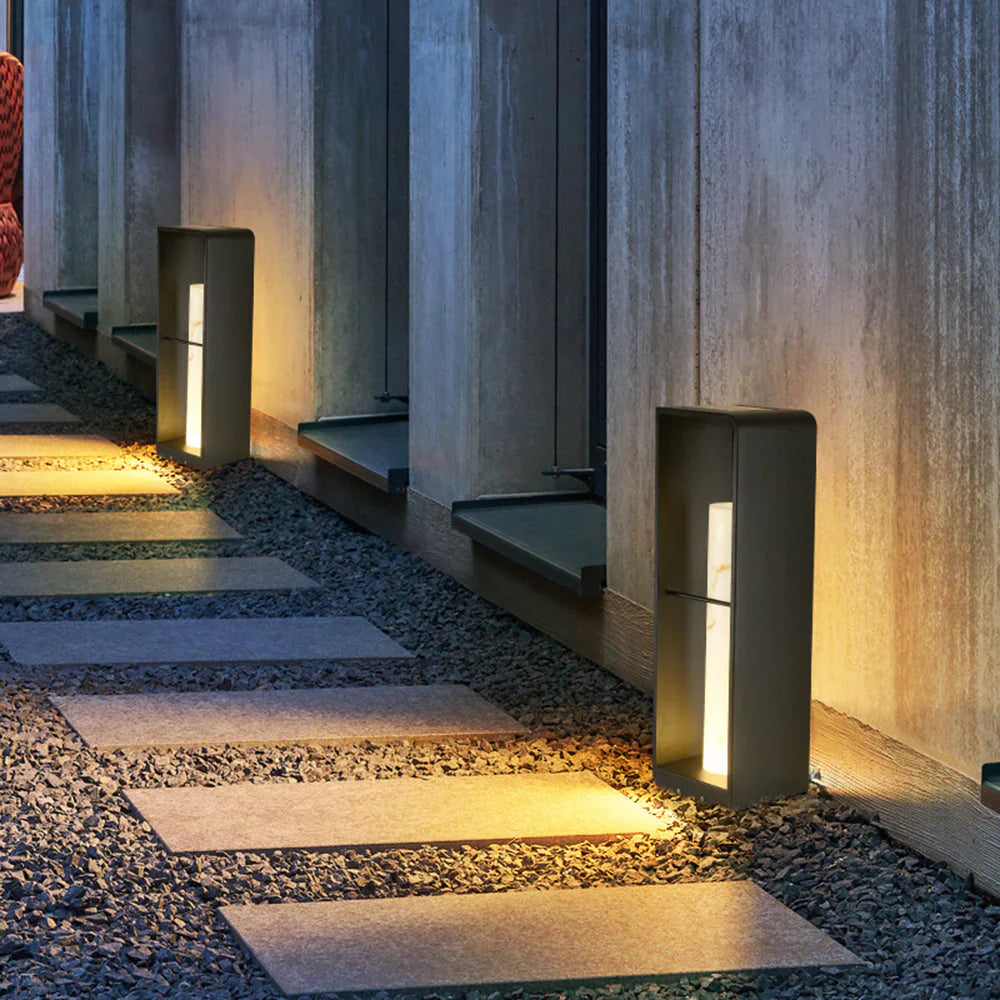 Quadratische LED-Gartenleuchte als Pfosten zur Wegbeleuchtung