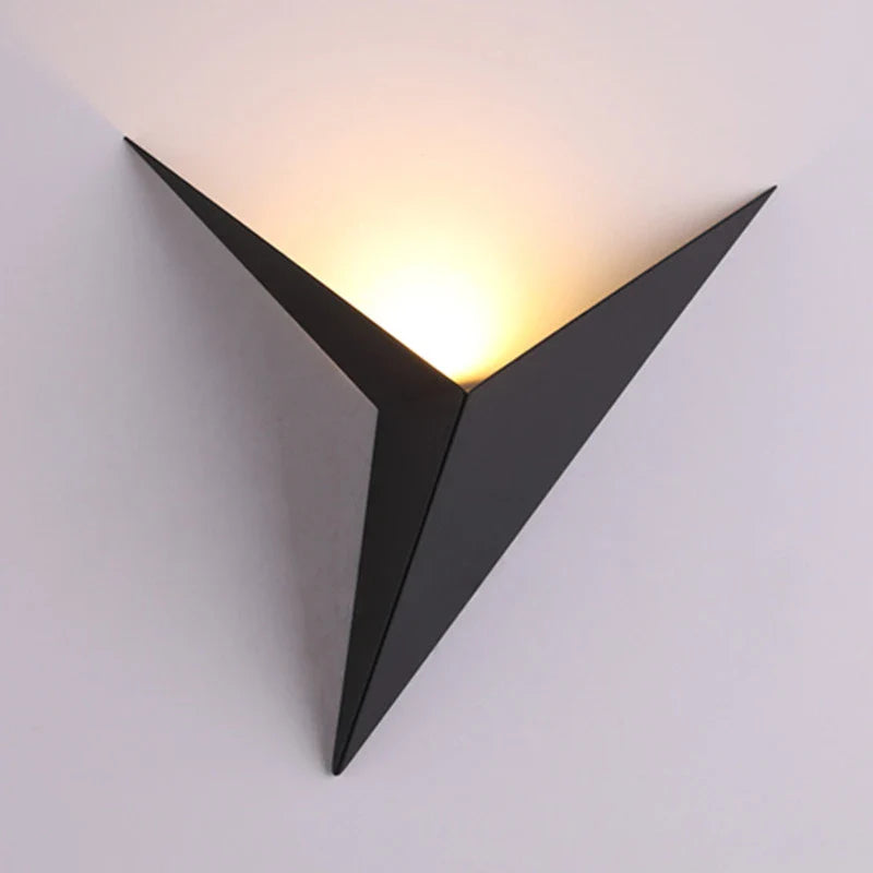 Artystyczna smukła trigon lampa ścienna