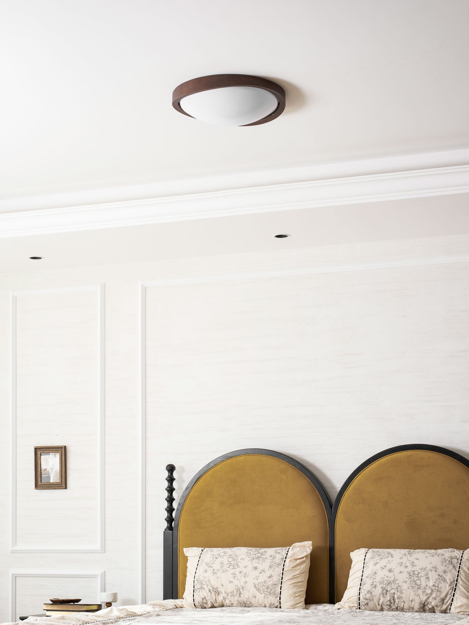 Orzechowy lampa sufitowa LED z zakrzywioną krawędzią do salonu
