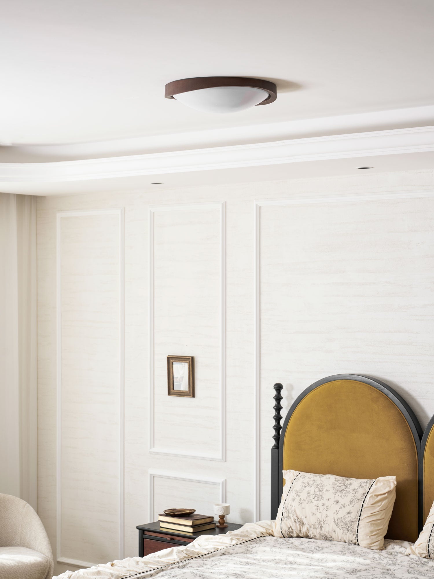 Orzechowy lampa sufitowa LED z zakrzywioną krawędzią do salonu