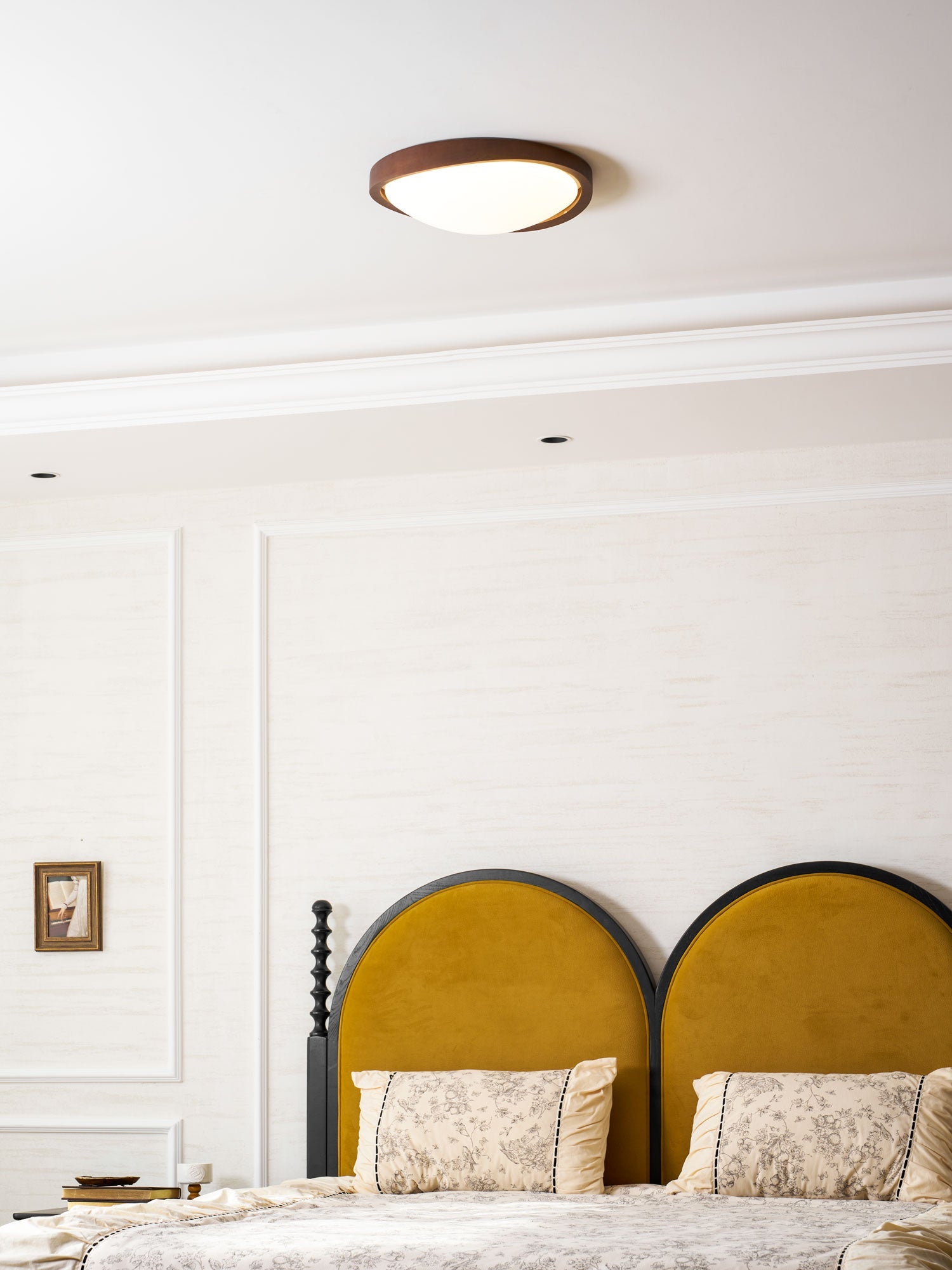 Orzechowy lampa sufitowa LED z zakrzywioną krawędzią do salonu