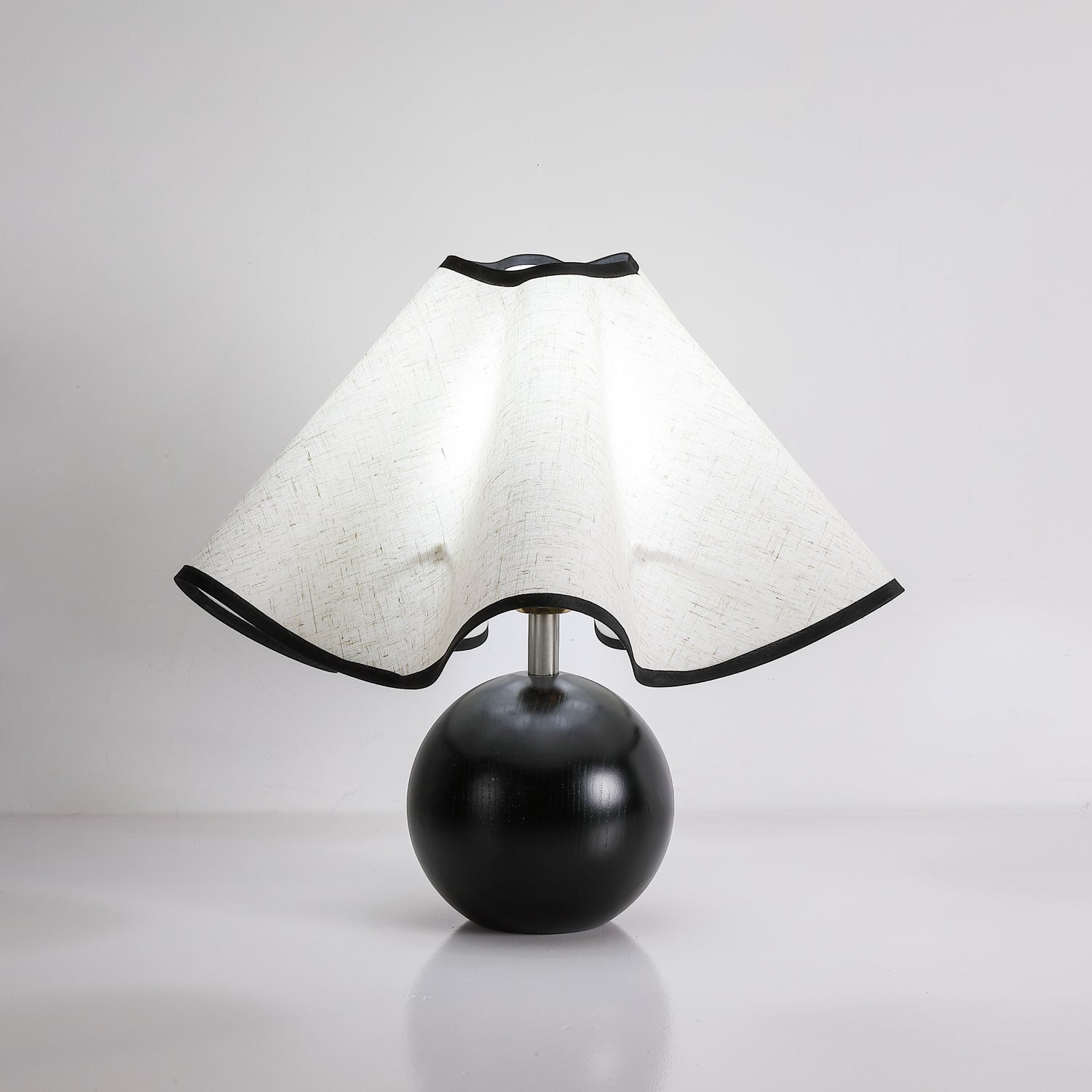 Skulpturale, wellenförmige Tischlampe für Innenräume