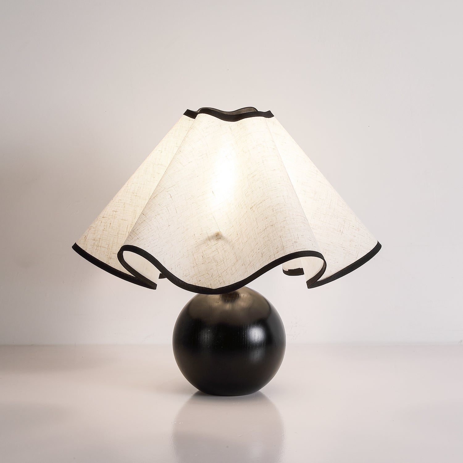 Lampada da tavolo scultorea ondulata per interni