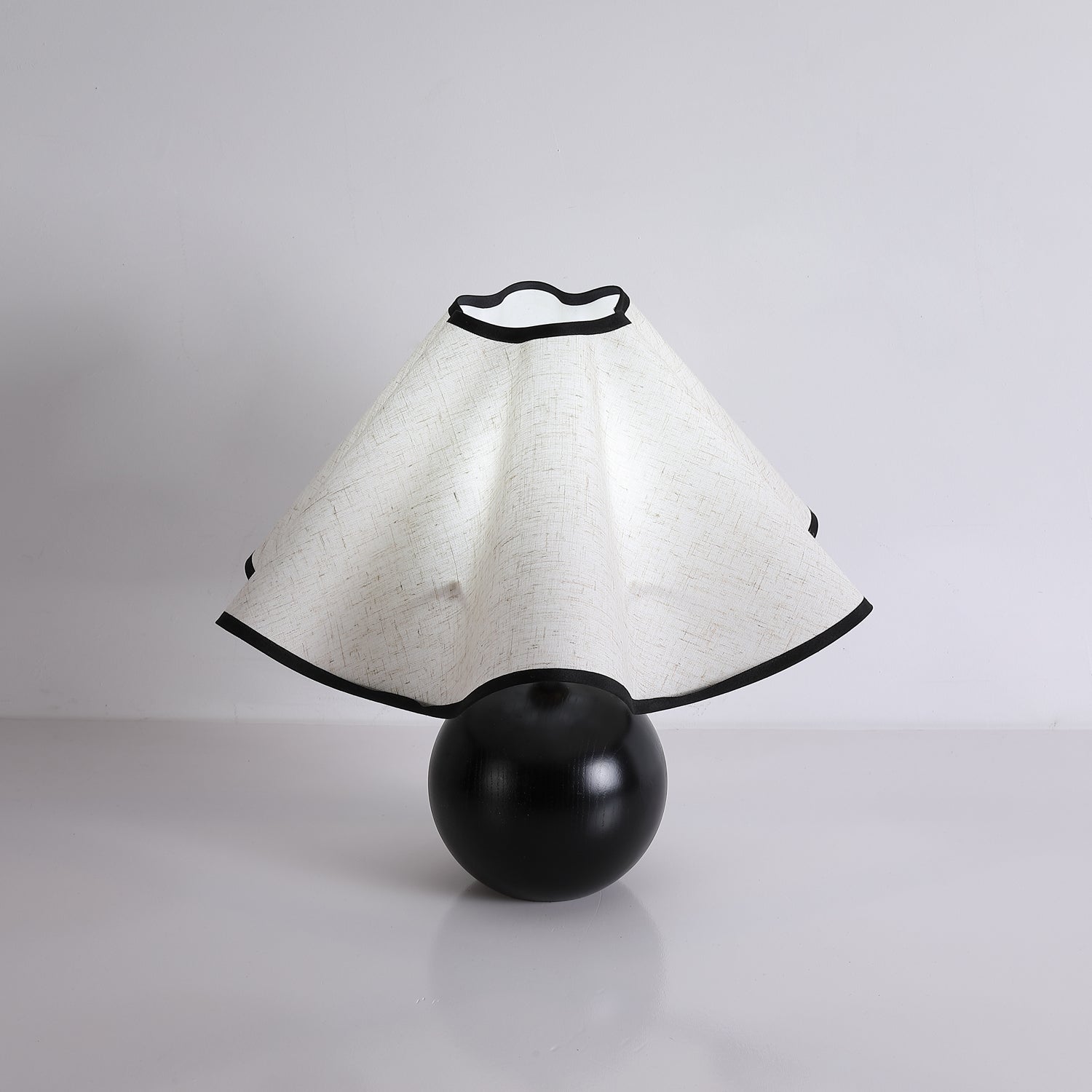 Skulpturale, wellenförmige Tischlampe für Innenräume