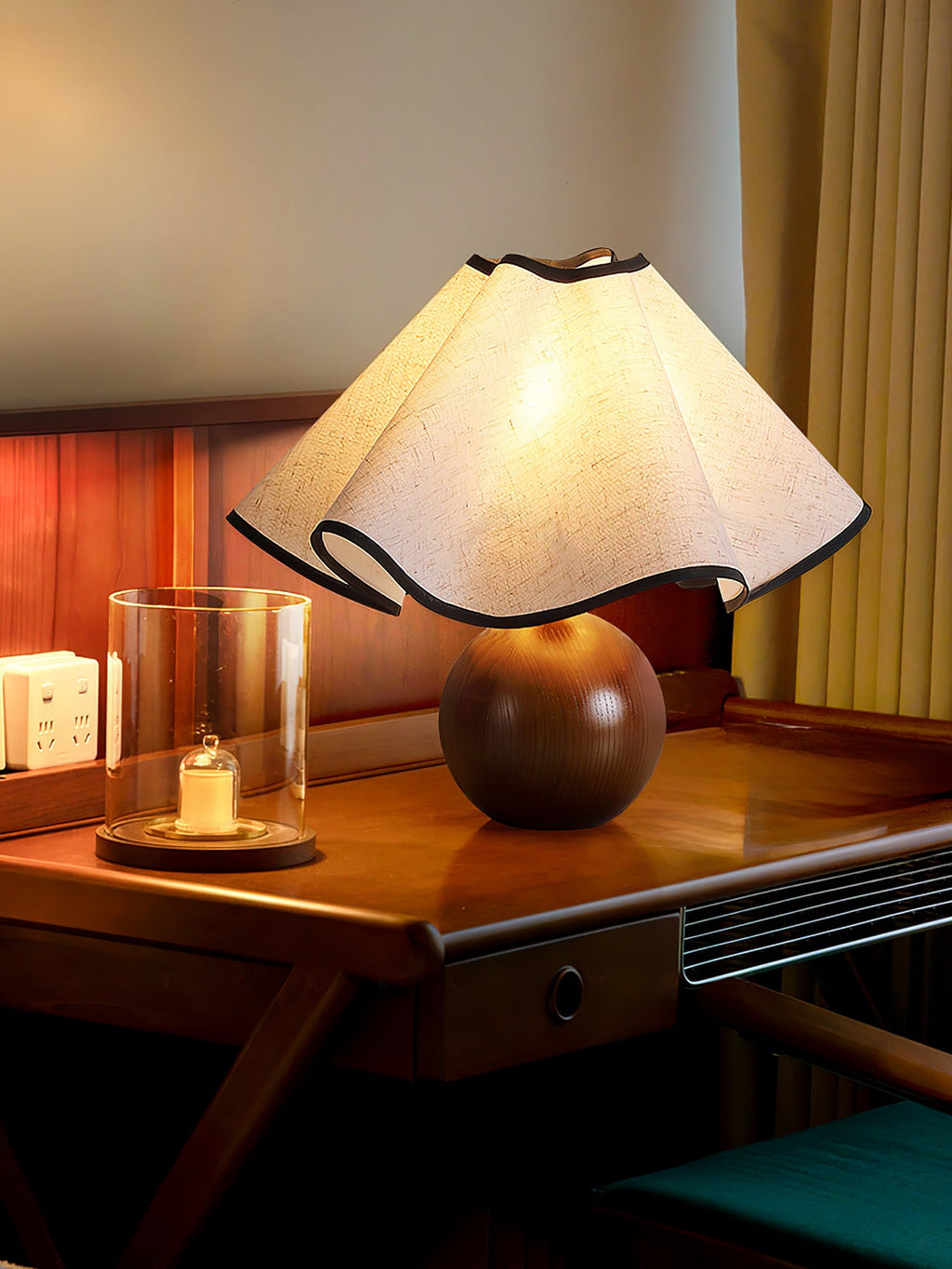 Skulpturale, wellenförmige Tischlampe für Innenräume