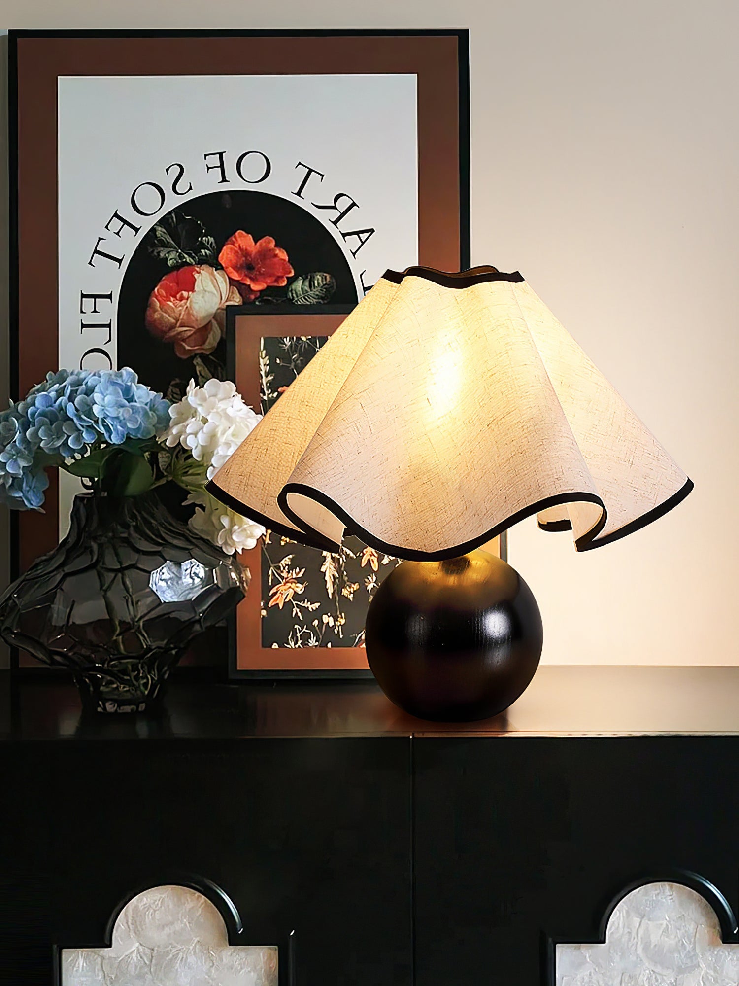 Skulpturale, wellenförmige Tischlampe für Innenräume