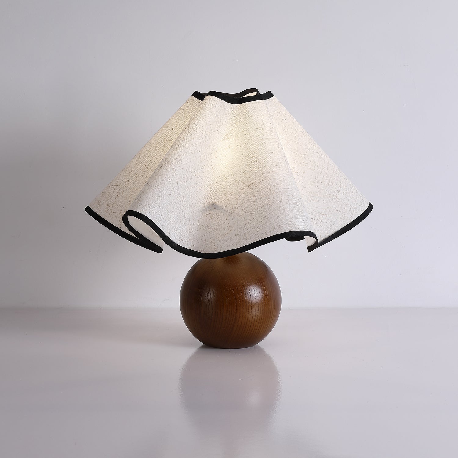 Skulpturale, wellenförmige Tischlampe für Innenräume