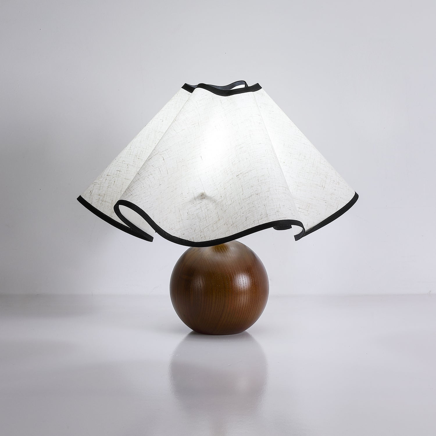 Skulpturale, wellenförmige Tischlampe für Innenräume