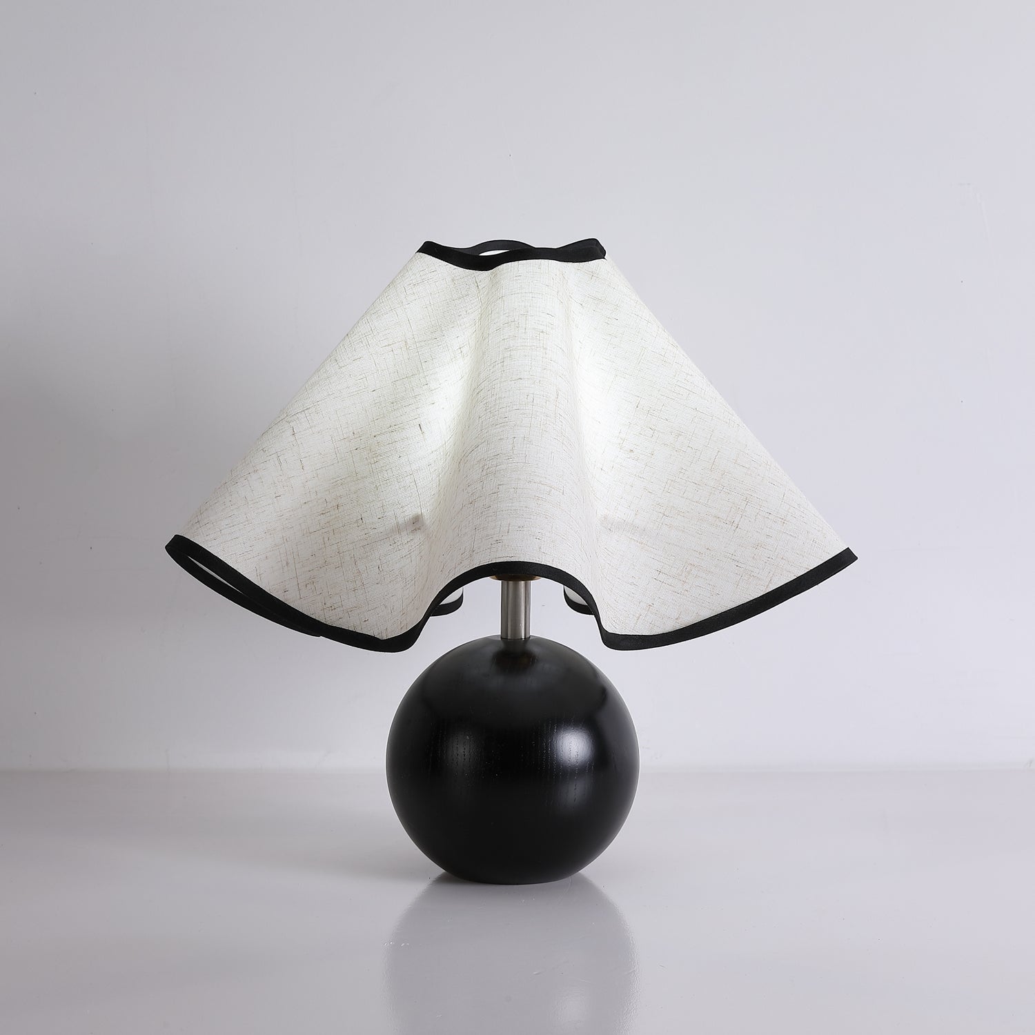 Skulpturale, wellenförmige Tischlampe für Innenräume