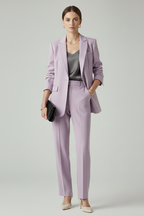 Completo da donna con giacca strutturata e pantaloni dritti