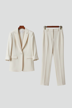 Completo da donna con giacca strutturata e pantaloni dritti