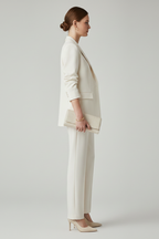 Completo da donna con giacca strutturata e pantaloni dritti