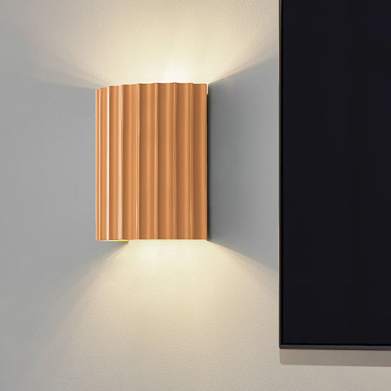 Elegancka okrągła lampa ścienna w delikatnych kolorach